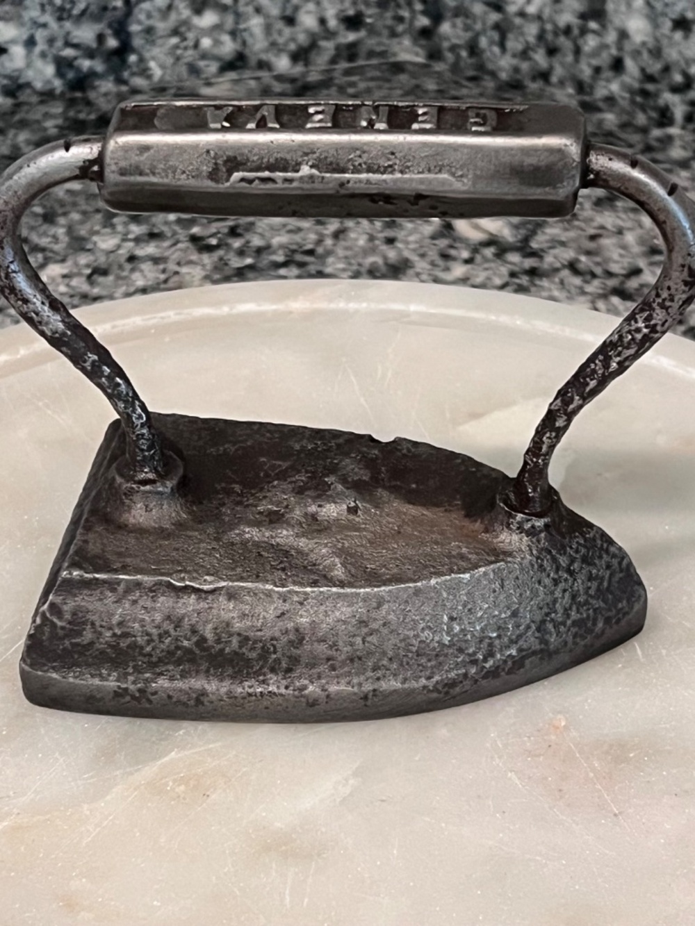 Geneva Cast Iron Sad Iron Flat Iron Primitive Laundry Collectible 5" - Picture 5 of 16